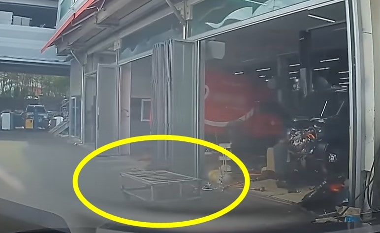 정비소 직원이 고객의 차를 이동시키다가 실수로 친 물건. (유튜브 '한문철 TV')