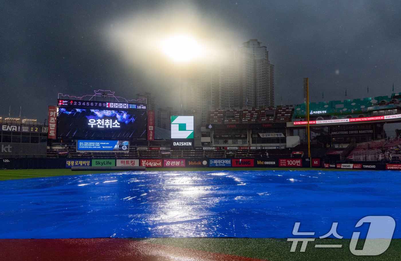 23일 오후 경기도 수원시 장안구 수원KT위즈파크에서 열린 프로야구 '2024 신한 SOL 뱅크 KBO리그' kt위즈와 SSG랜더스의 경기가 우천취소 알림이 전광판에 나오고 있다. 2024.7.23/뉴스1 ⓒ News1 이재명 기자