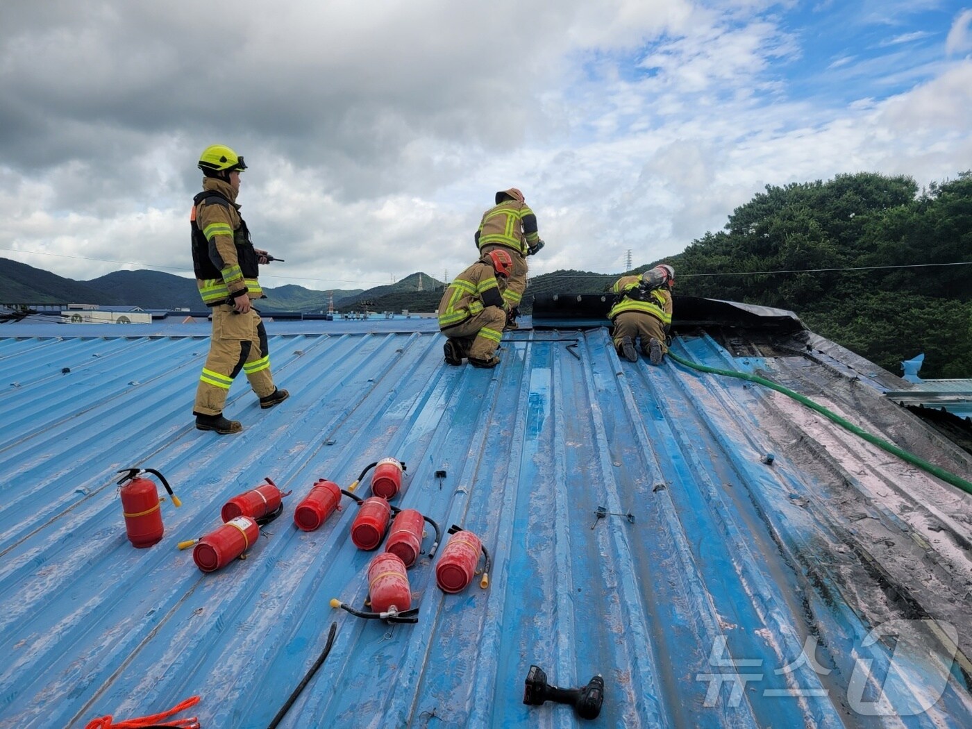 김해 한 자동차부품 제조공장에서 소방대원들이 화재를 진압하고 있다.(경남소방본부 제공)