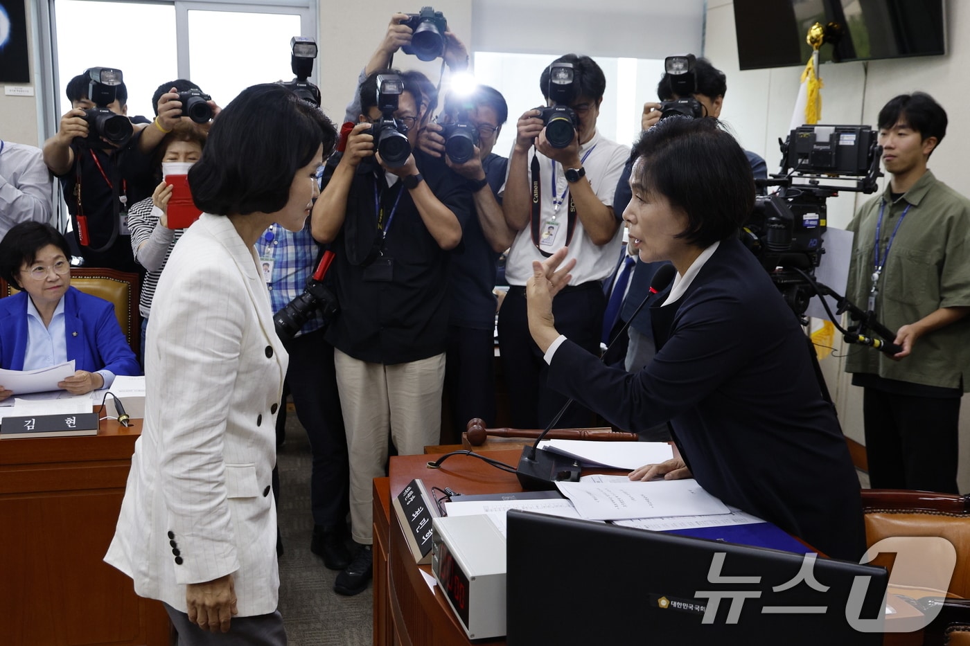 이진숙 방송통신위원회 위원장 후보자가 2024년 7월 24일 오전 서울 여의도 국회 과학기술정보방송통신위원회에서 열린 인사청문회에서 최민희 위원장과 대화하고 있다. 2024.7.24/뉴스1 ⓒ News1 안은나 기자