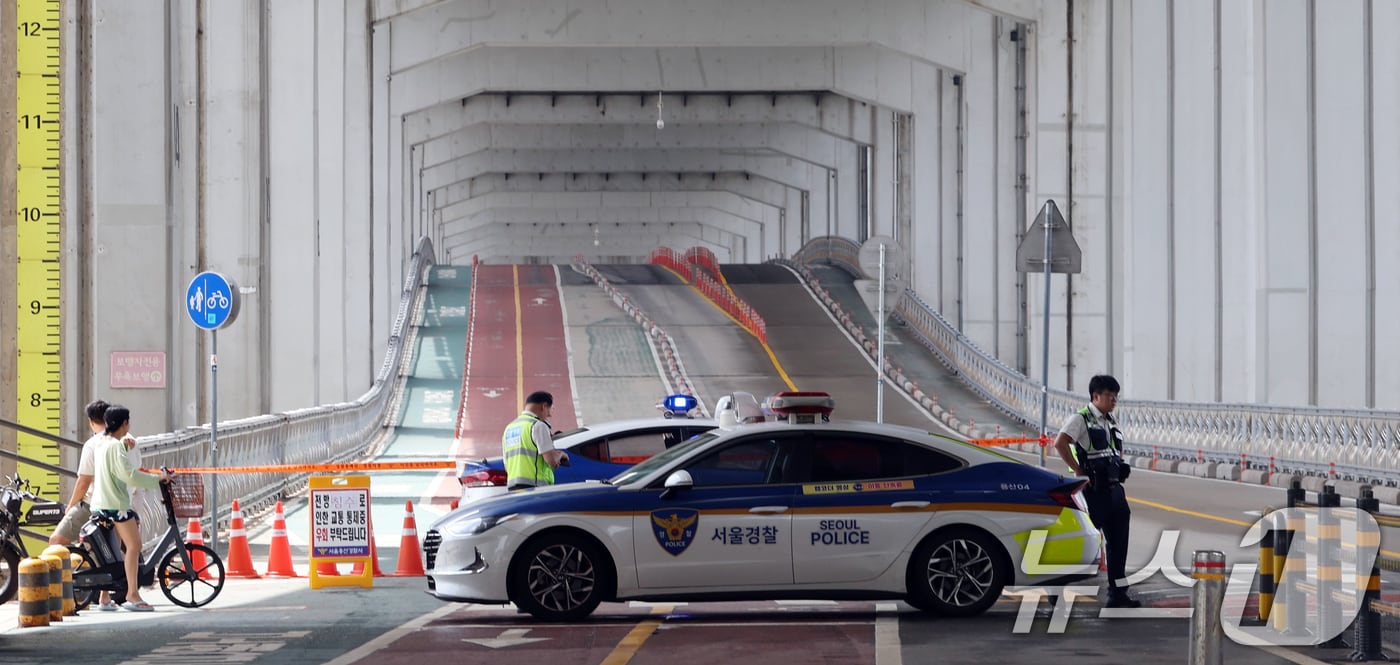 서울 잠수교가 팔당댐의 방류 영향으로 남단부터 북단까지의 차량과 보행자 통행이 전면 통제되고 있다. 2024.7.24/뉴스1 ⓒ News1 김명섭 기자