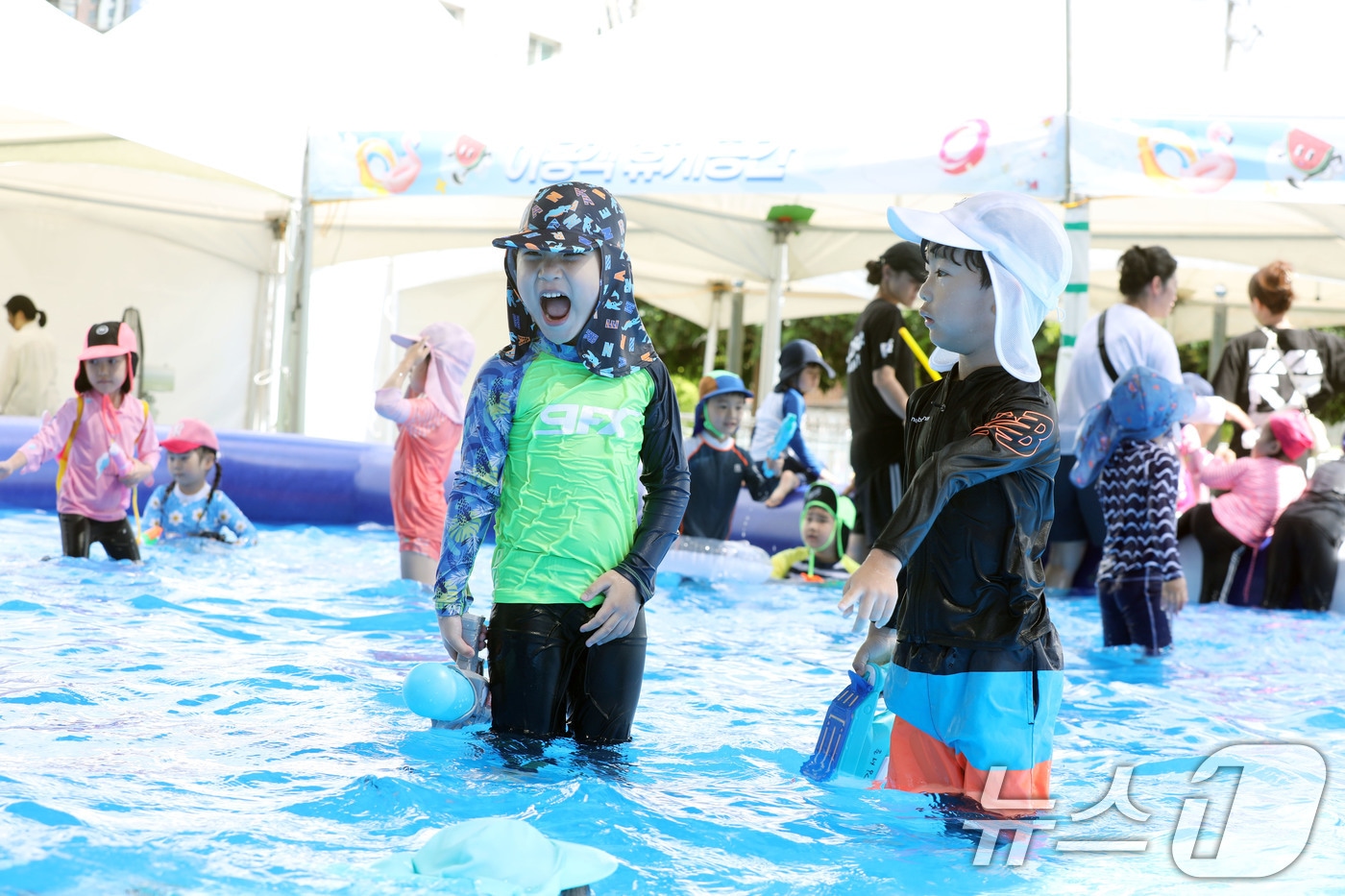광주·전남 지역에 폭염이 기승을 부리고 있는 24일 광주 북구 우산동 동강대학교에 설치된 물놀이장에서 아이들이 부모님과 함께 물놀이를 즐기고 있다.2024.7.24/뉴스1 ⓒ News1 박지현 기자