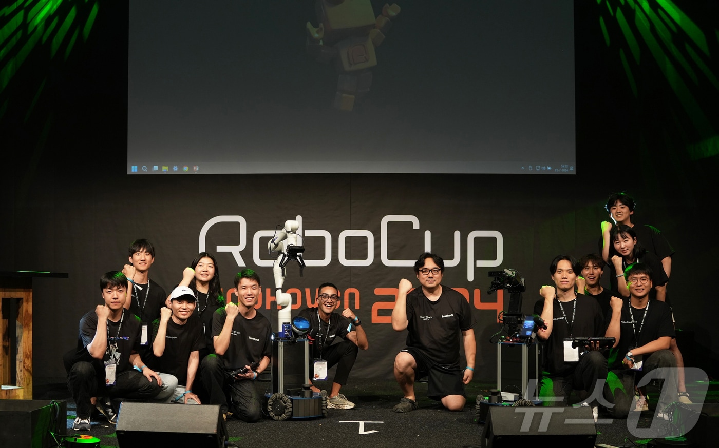 네덜란드에서 열린 국제 인공지능 로봇대회 &#39;로보컵&#40;RoboCup&#41; 2024&#39;에서 준우승을 차지한 로봇팀 &#39;타이디보이&#39;가 기념촬영을 하고 있다. &#40;부산대 제공&#41;