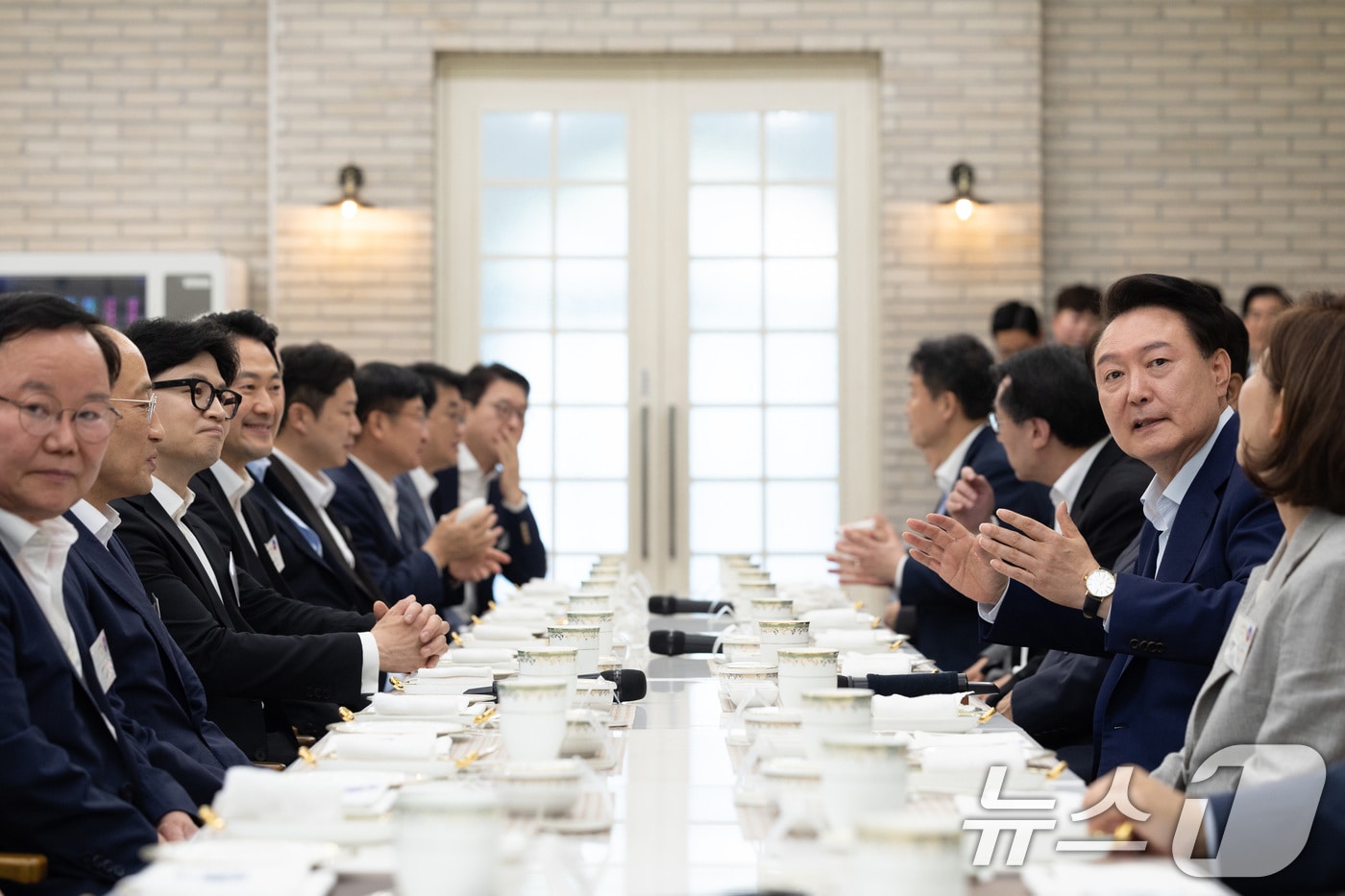 윤석열 대통령이 24일 오후 서울 용산구 대통령실 앞 파인그라스에서 열린 열린 국민의힘 신임지도부 만찬에서 모두발언을 하고 있다. &#40;대통령실 제공&#41; 2024.7.24/뉴스1 ⓒ News1 박지혜 기자