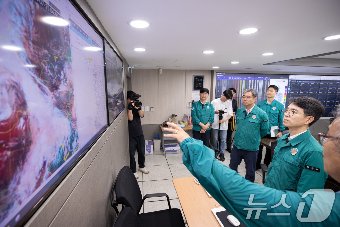 김완섭 환경부 장관이 충남 공주시 금강홍수통제소를 방문, 장마기간 호우 대처 상황을 보고받고 있다. 