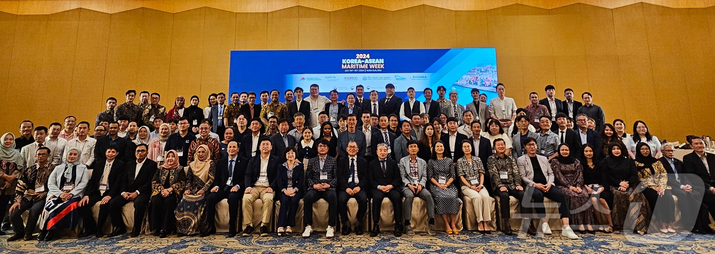 25일 인도네시아 발리에서 열린 '2024년 한·아세안 마리타임 위크'에서 참석자들이 기념촬영을 하고 있다. (국립한국해양대 제공)