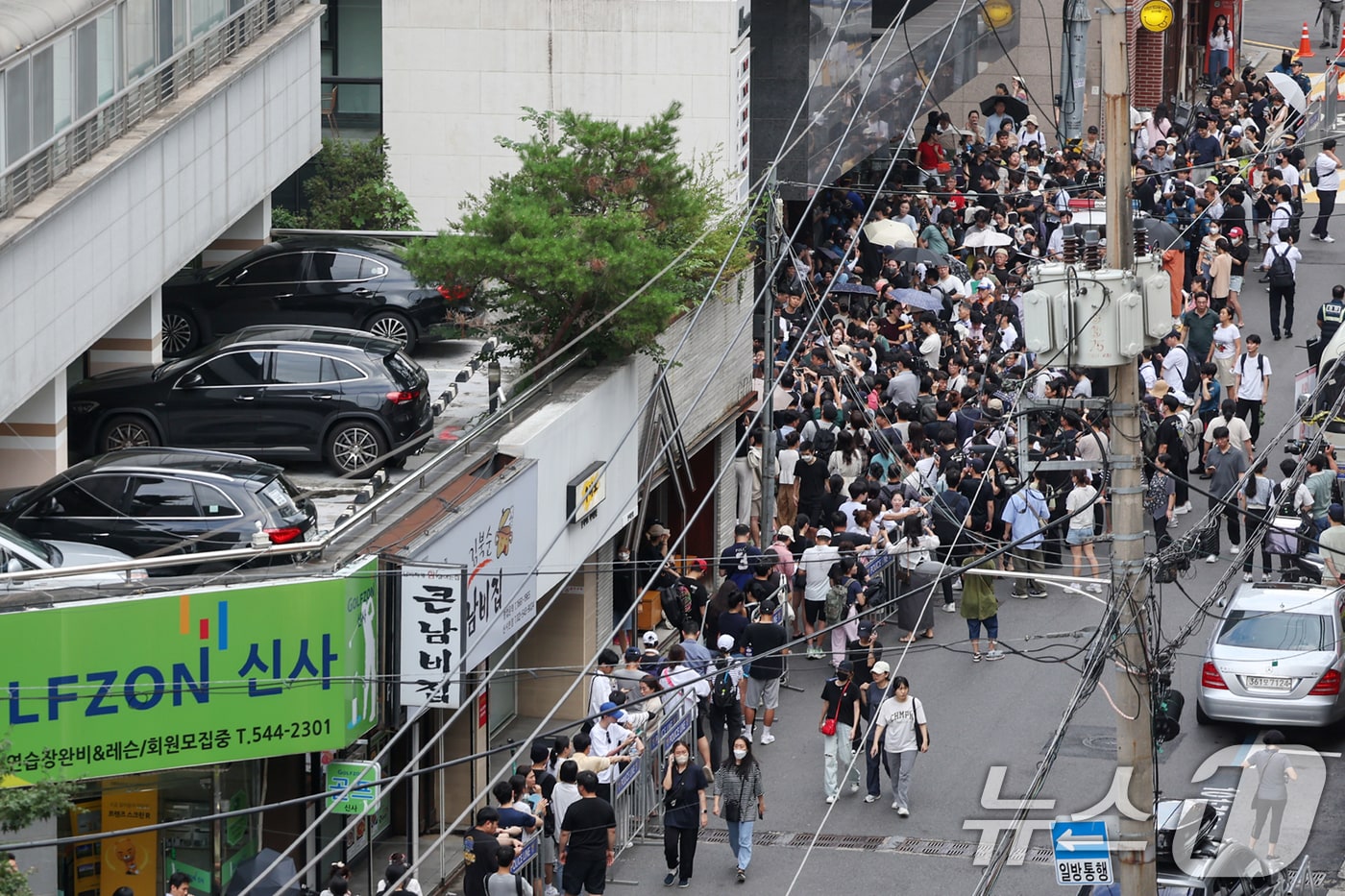 26일 오후 서울 강남구 티몬 신사옥 앞에서 &#39;판매 대금 미정산 사태&#39;로 피해를 입은 소비자들이 운집해 있다. 2024.7.26/뉴스1 ⓒ News1 민경석 기자