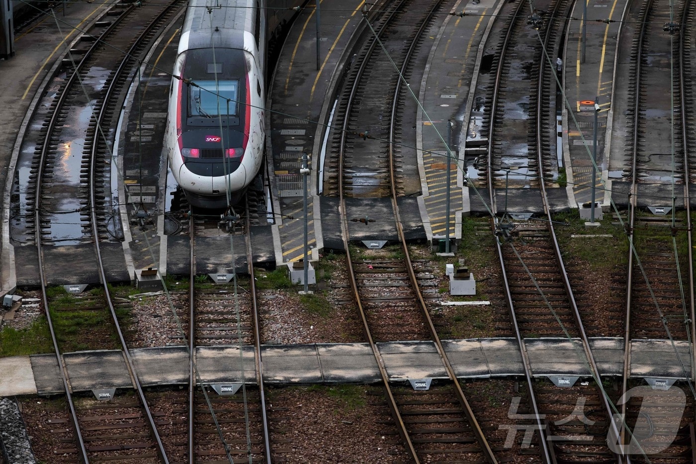 프랑스 고속철도 '테제베'(TGV)를 대상으로 한 방화 사건이 발생해 철도 운행에 심각한 차질이 발생했다고 AFP 통신이 26일(현지시간) 보도했다. 사진은 프랑스 고속열차 TGV의 모습. ⓒ AFP=뉴스1 ⓒ News1 이창규 기자