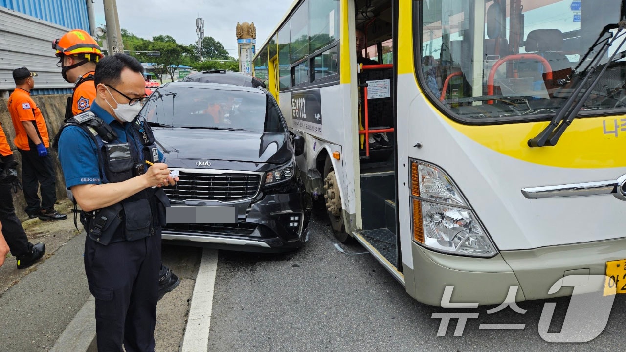 26일 오후 3시53분쯤 전남 나주시 경현동의 한 도로에서 시내버스와 승합차가 부딪혀 소방당국이 구조 작업하고 있다.&#40;전남 나주소방 제공&#41;2024.7.26/뉴스1 