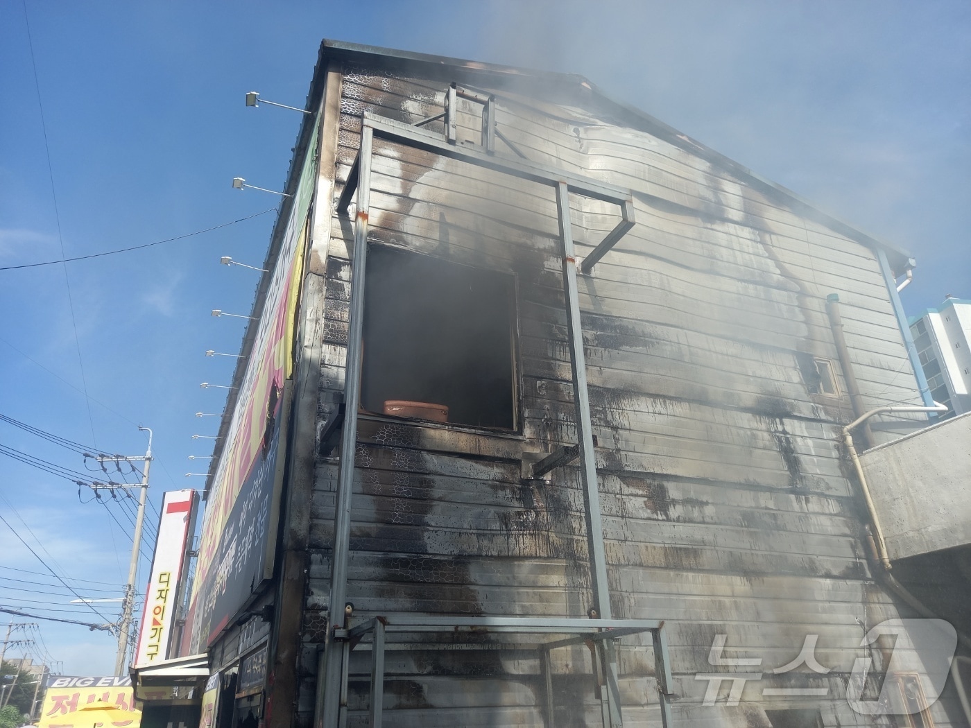 26일 부산 기장군에 있는 3층짜리 건물 가구 창고 화재 현장&#40;부산소방재난본부 제공&#41;