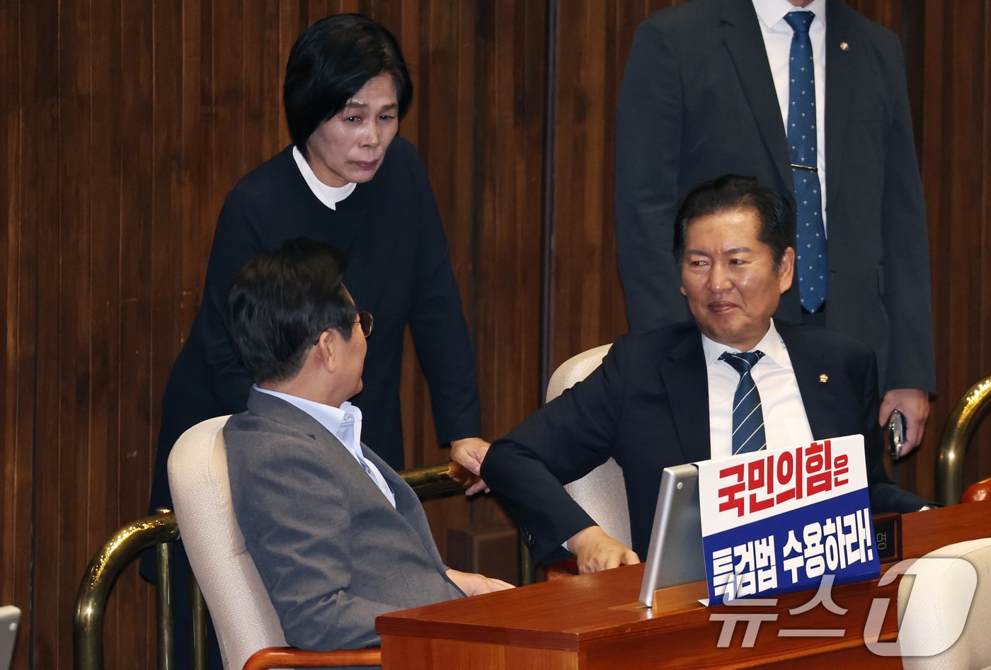 2024년 7월 26일 더불어민주당 이재명 전 대표와 최민희 과방위원장, 정청래 의원이 서울 여의도 국회에서 열린 본회의에서 방송통신위원회의 설치 및 운영에 관한 법률 일부개정법률안 표결을 앞두고 대화하고 있다. 2024.7.26/뉴스1 ⓒ News1 구윤성 기자