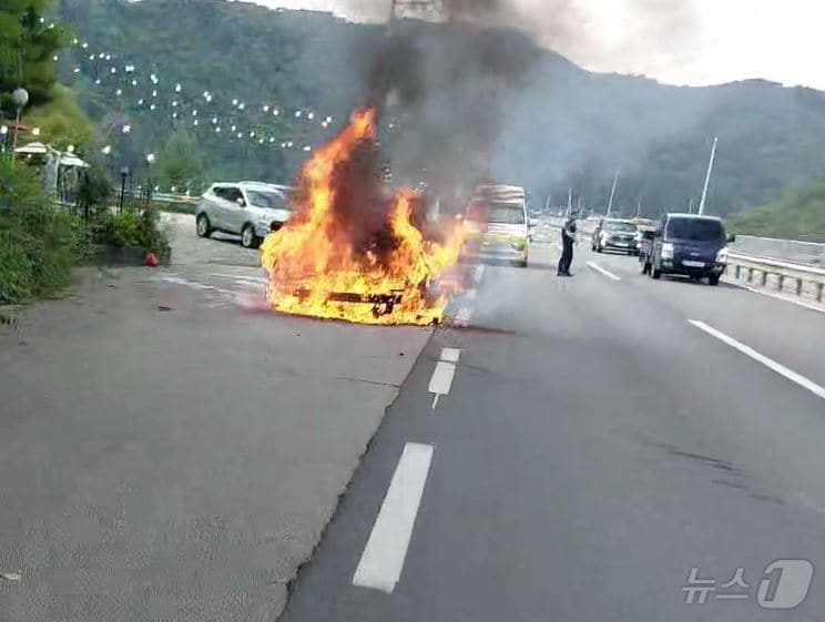 지난 26일 오후 4시 47분쯤 강원 홍천군 남면 월천리 한 국도 주변에서 카니발 차량 1대가 전기적인 문제로 불에 타는 사고가 발생했다.&#40;강원도 소방본부 제공&#41;