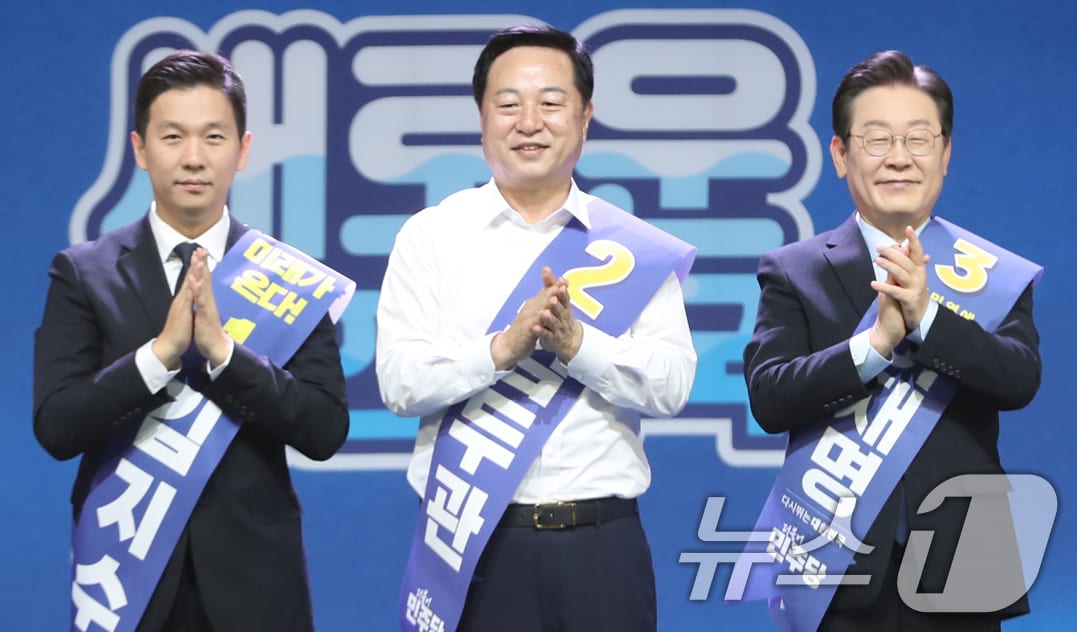 김지수(왼쪽부터), 김두관, 이재명 더불어민주당 당대표 후보가 27일 오전 울산시 남구 문수체육관에서 열린 전국당원대회 울산지역 합동연설회에 참석해 박수를 치고 있다. 2024.7.27/뉴스1 ⓒ News1 조민주 기자
