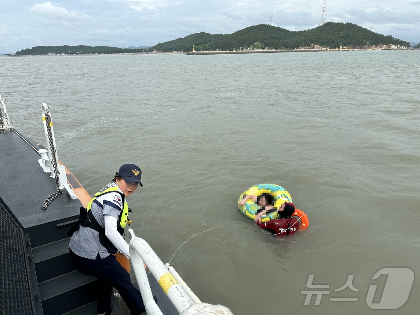 부안해양경찰서는 27일 오후 3시 15분께 고창군 상하면 고리포 앞 해상 표류자 A씨&#40;30대, 남&#41;를 구조하고 있다.&#40;부안해경 제공&#41;2024.7.24/뉴스1 