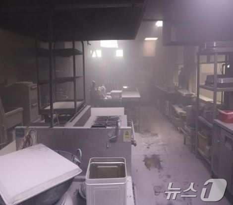 27일 오전 7시 50분께 남동구 고잔동 한 부품제조 공장 내 식당에서 불이 났다.(인천소방본부 제공)2024.7.28 ⓒ News1 박소영 기자