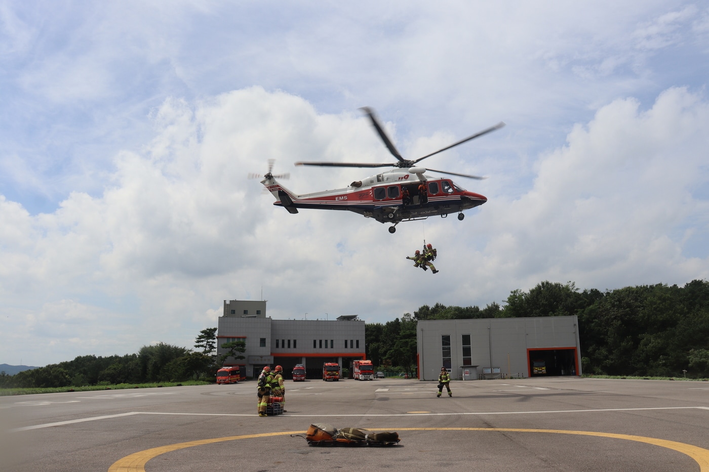 경기도소방재난본부 특수대응단 '다수사상자 발생 대비 화재·구조 항공출동 훈련'. (경기도소방재난본부 제공) 2024.7.28/뉴스1
