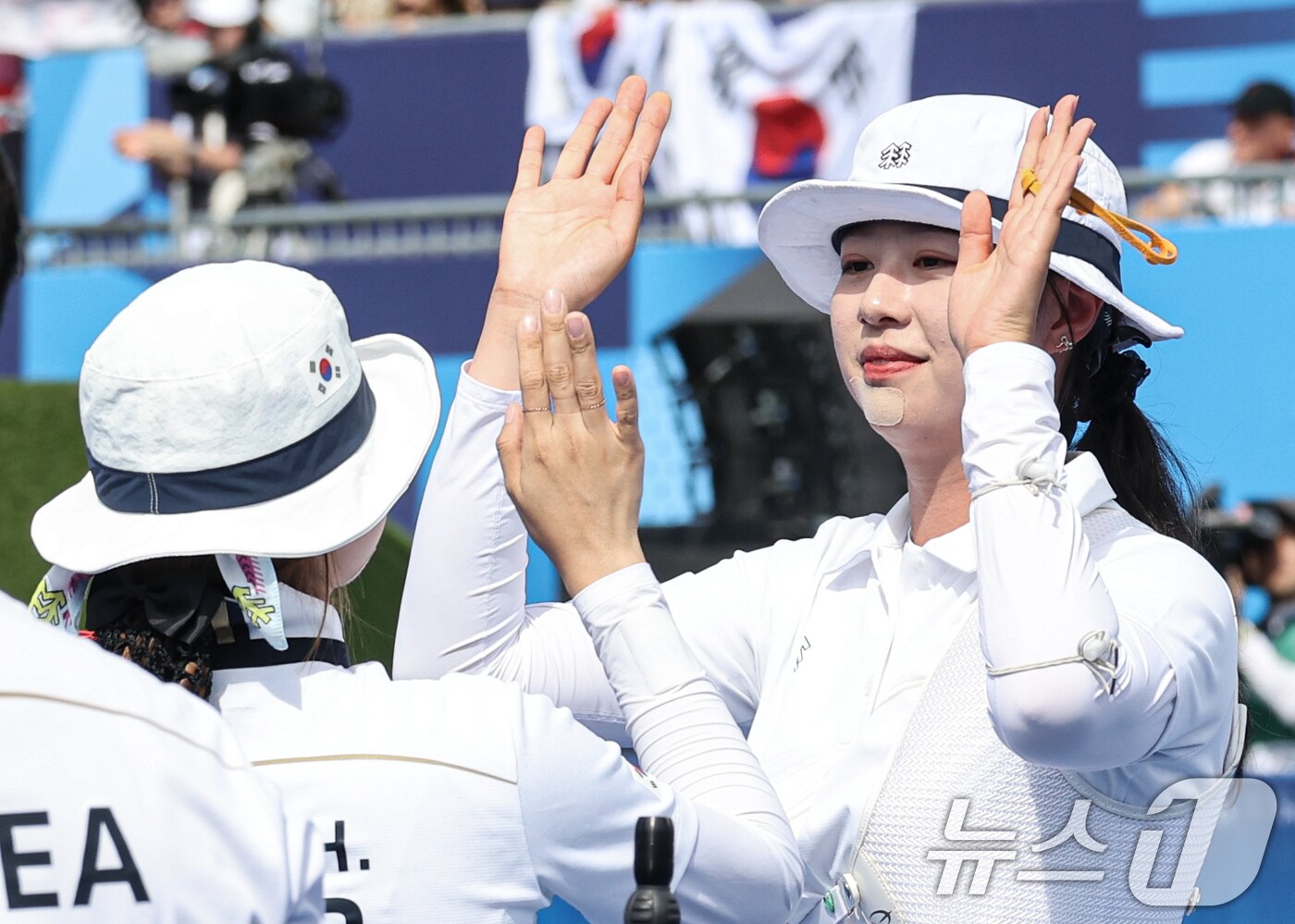 대한민국 양궁대표팀 임시현, 남수현, 전훈영이 28일&#40;한국시간&#41; 프랑스 파리 레쟁발리드 특설 사로에서 열린 2024 파리올림픽 양궁 여자 단체전 네덜란드와의 준결승전에서 승리를 거둔 후 기뻐하고 있다. 2024.7.28/뉴스1 ⓒ News1 이동해 기자