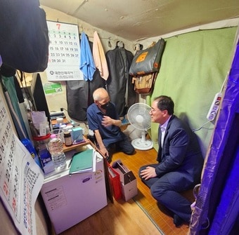 남궁선 서울지방보훈청장이 재가대상자의 자택을 찾아 위문하고 있다.(서울지방보훈청 제공)