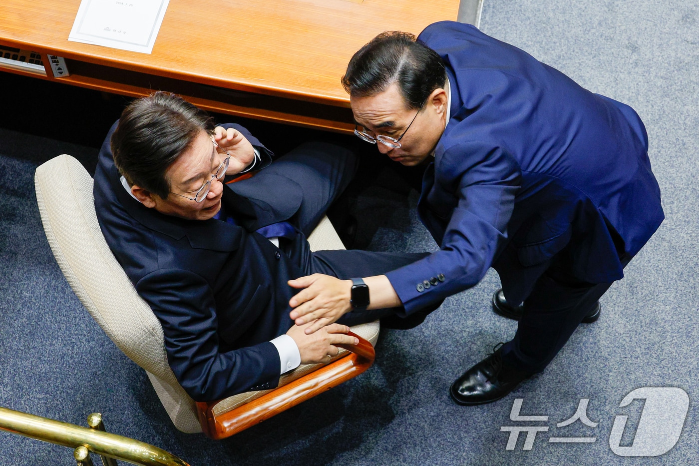 2024년 7월 29일 당시 이재명 더불어민주당 의원(왼쪽)과 박홍근 의원이 서울 여의도 국회 본회의장에서 '방송 4법' 중 방송문화진흥회법(방문진법) 개정안 투표를 마친 뒤 대화하고 있는 모습. 2024.7.29/뉴스1 ⓒ News1 안은나 기자