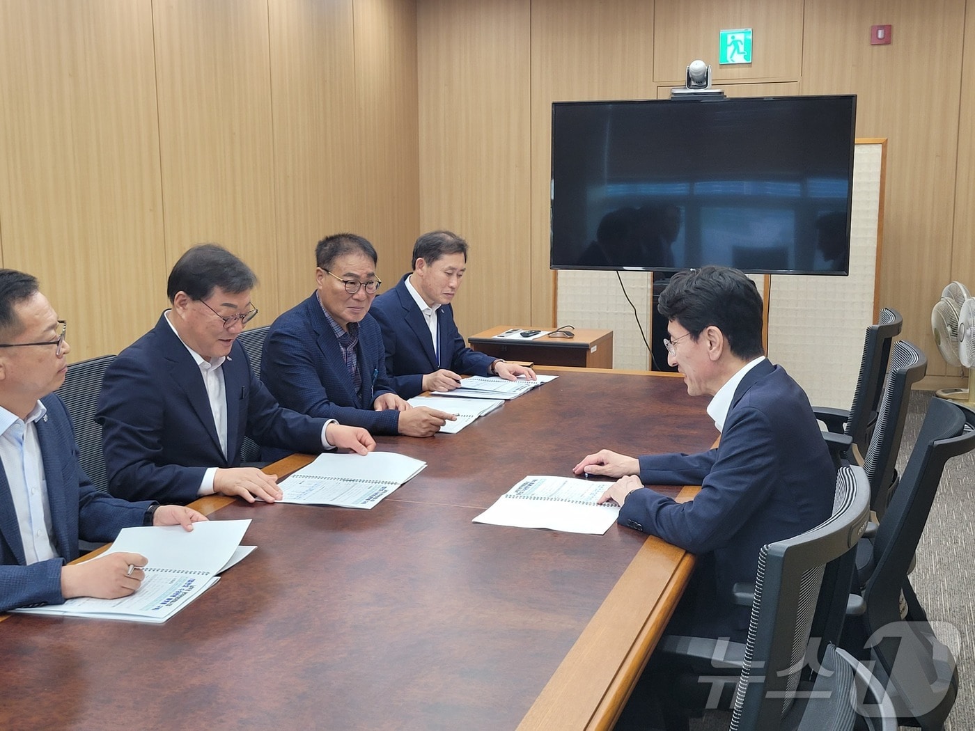 김윤철 합천군수&#40;왼쪽 두번째&#41;가 29일 기재부를 방문해 지역 현안사업의 추진 필요성을 설명하고 있다&#40;합천군 제공&#41;.