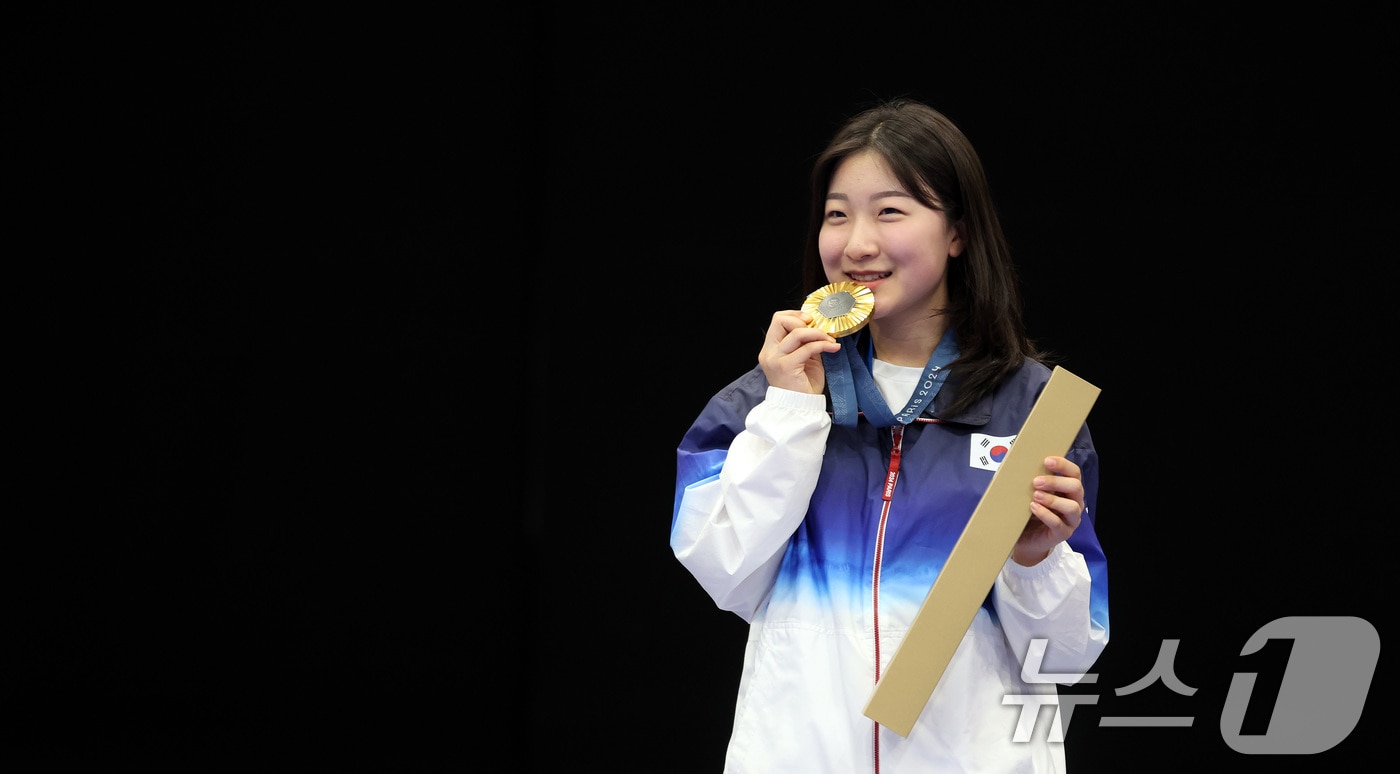 대한민국 사격 대표팀 반효진이 지난달 29일(한국시간) 프랑스 샤토루 슈팅 센터에서 열린 2024 파리올림픽 사격 공기소총 10m 여자 시상식에서 금메달을 깨물어보이고 있다. 2024.7.29/뉴스1 ⓒ News1 이동해 기자