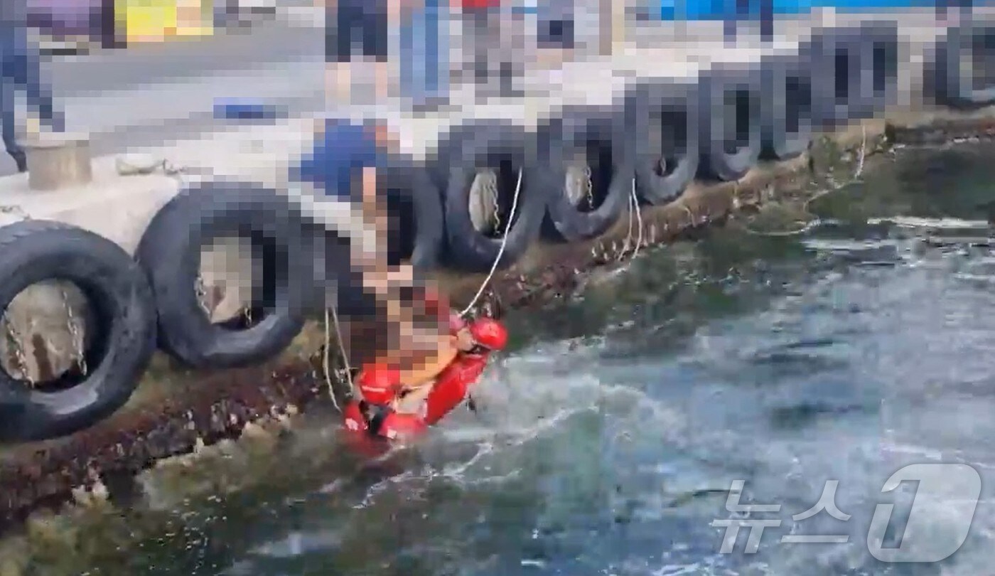 술을 마시고 자진해서 바다에 뛰어들었다 빠진 40대 구조하는 속초해경 경찰관.&#40;속초해경 제공&#41; 2024.7.29/뉴스1