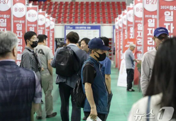 &#39;2024 일자리 박람회&#39;에서 구직자들이 구직 홍보 부스를 둘러보고 있다.2024.6.19/뉴스1 ⓒNews1 김지혜 기자