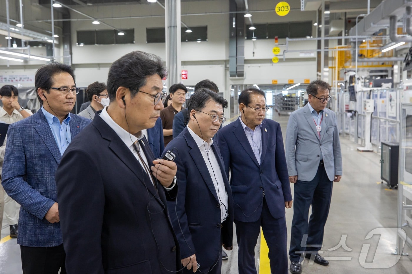 홍태용 김해시장과 전민현 인제대 총장, 류재철 LG전자 H&A사업본부장 등이 3일 산관학 협약을 체결한 후 LG스마트파크 시설을 살펴보고 있다.(김해시 제공)