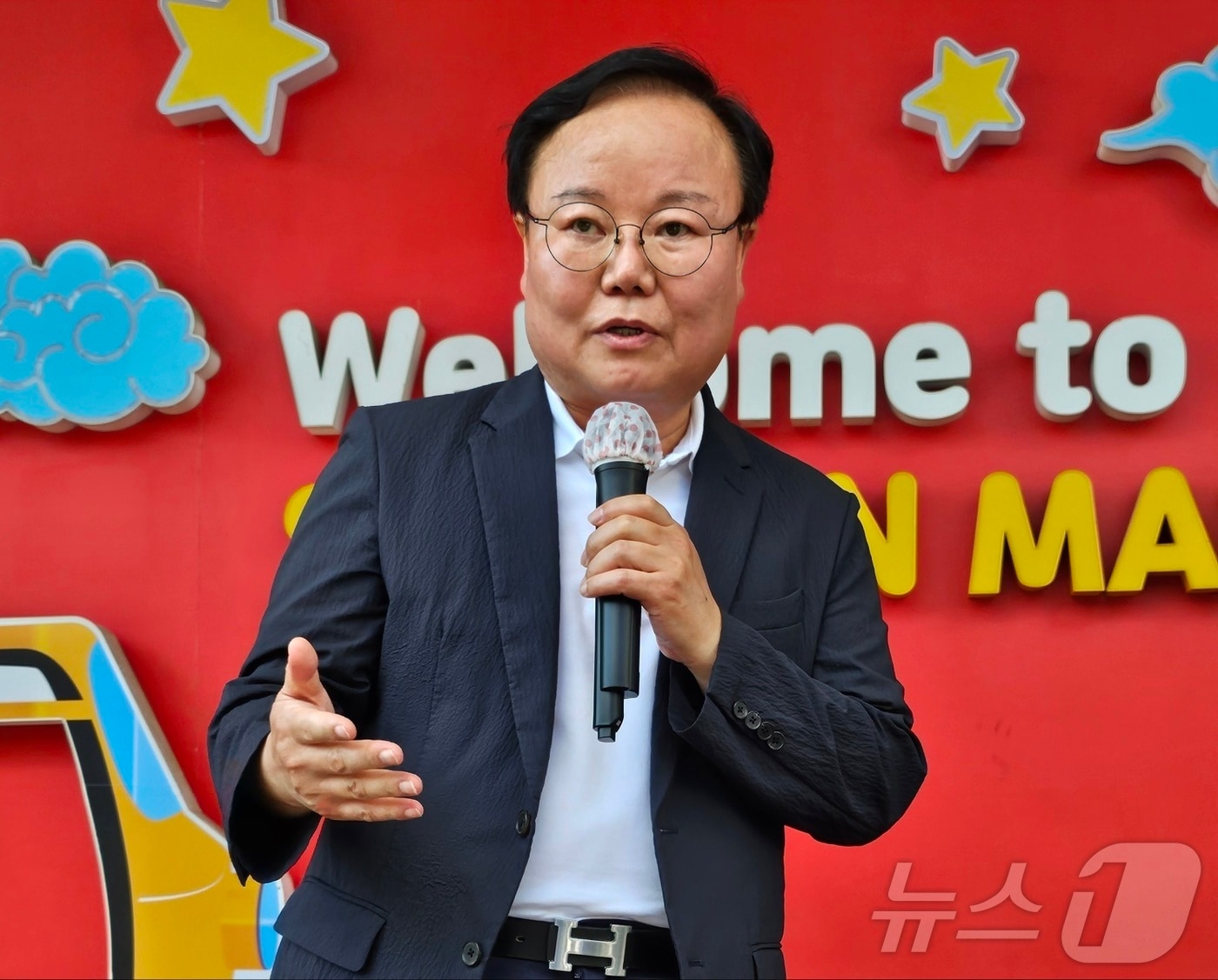 7·23 국민의힘 전당대회 최고위원에 도전한 김재원 전 최고위원이 3일 오후 대구 서문시장에서 지지자들과 만나 출마 배경을 밝히고 있다. 2024.7.3/뉴스1 ⓒ News1 남승렬 기자