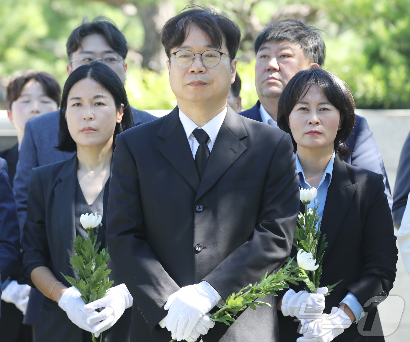 이재성 신임 더불어민주당 부산시당 위원장이 30일 부산 중구 부산민주공원을 참배하고 있다. 2024.7.30/뉴스1 ⓒ News1 윤일지 기자