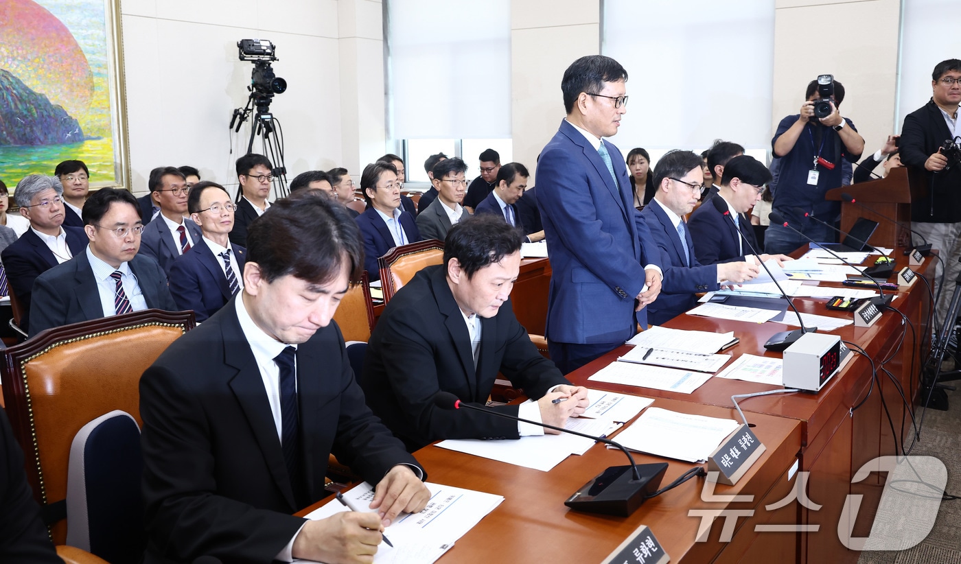 구영배 큐텐그룹 대표가 30일 오후 서울 여의도 국회에서 열린 &#39;티몬·위메프&#40;티메프&#41; 사태&#39; 관련 정무위원회 전체회의에서 이번 사태와 관련해 사과하고 있다. 왼쪽부터 류화현 위메트 대표, 류광진 티몬 대표, 구 큐텐 대표, 한기정 공정거래위원장, 김소영 금융위부위원장, 이복현 금감원장. 2024.7.30/뉴스1 ⓒ News1 김민지 기자