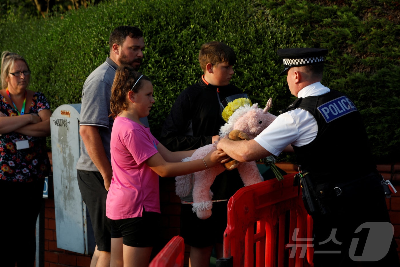 영국 사우스포트 흉기 난동 희생자를 추모하는 현지 주민들.ⓒ 로이터=뉴스1