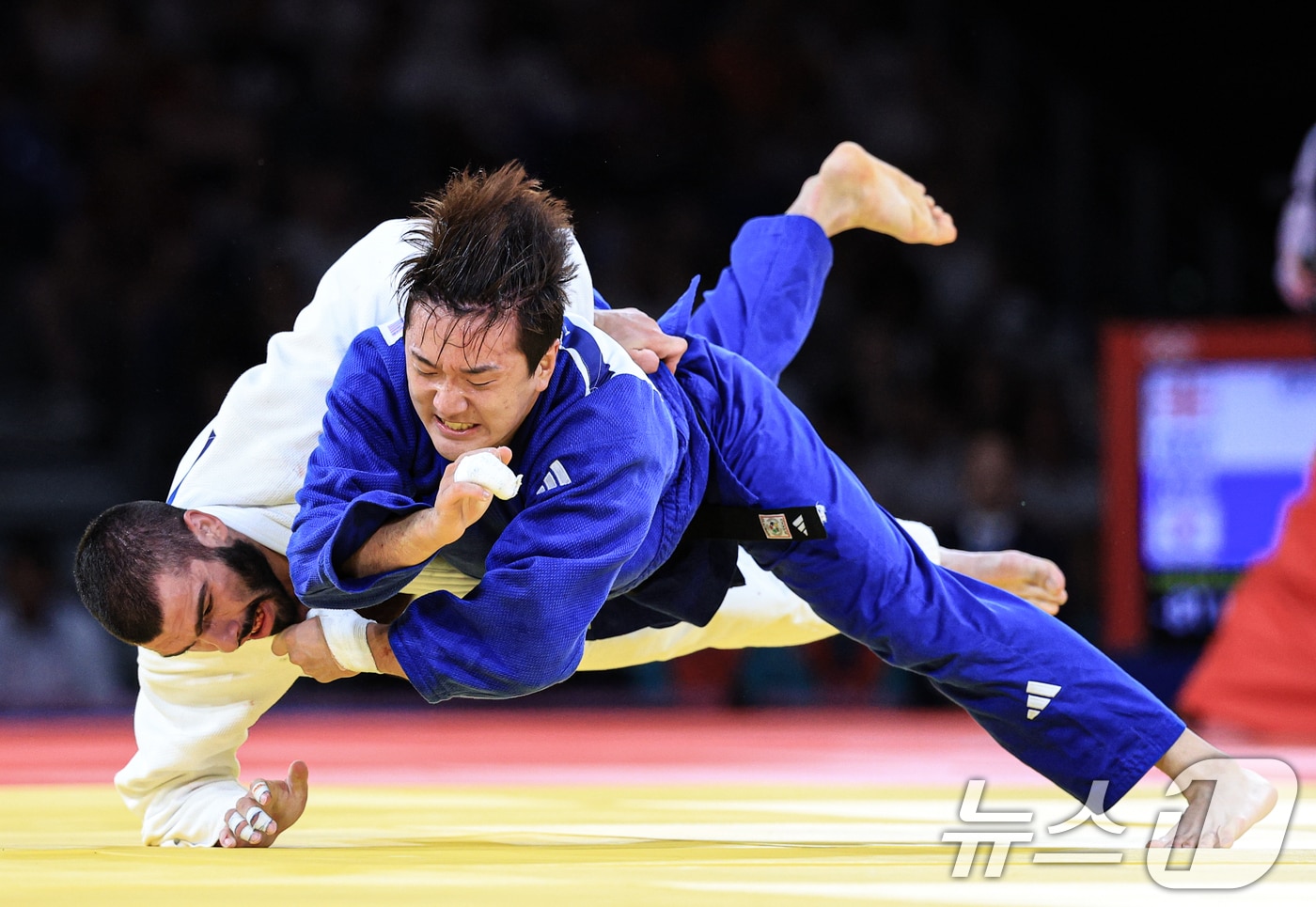 대한민국 유도대표팀 이준환 선수가 30일 오후 (한국시간) 프랑스 파리 샹 드 마르스 아레나에서 열린 2024 파리올림픽 유도 남자 -81kg 토너먼트 4강 경기에서 조지아의 타토 그리갈라쉬빌리 선수와 자웅을 겨루고 있다. 2024.7.30/뉴스1 ⓒ News1 박정호 기자