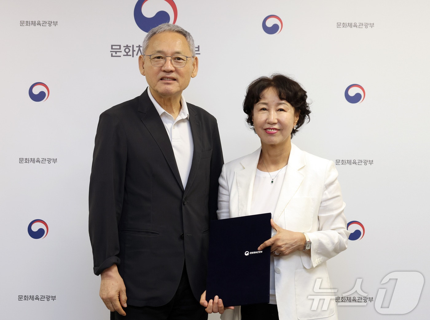 유인촌 문화체육관광부 장관이 31일 서울 종로구 국립현대미술관 서울관에서 황금숙 국립장애인도서관 관장에게 임명장을 수여하고 기념촬영을 하고 있다. 문체부 제공.