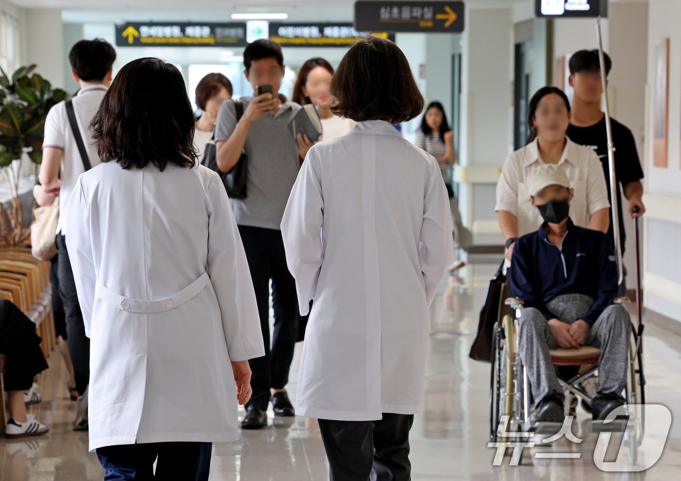 31일 오후 서울시내의 한 대학병원에서 의료진이 이동하고 있다. 2024.7.31/뉴스1 ⓒ News1 장수영 기자