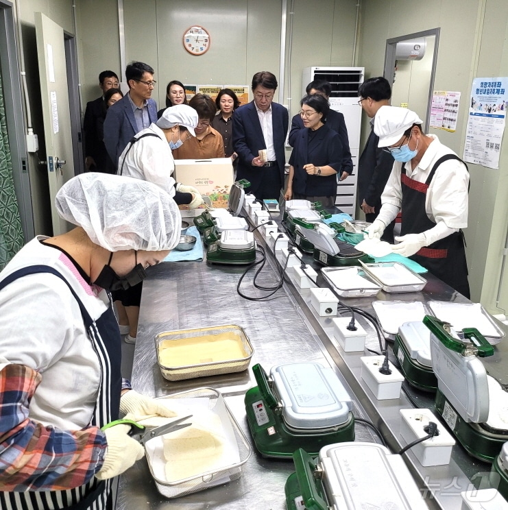 우범기 전주시장이 31일 자활사업장을 방문, 자립을 위해 구슬땀을 흘리고 있는 자활참여자들을 격려했다.&#40;전주시 제공&#41;/뉴스1