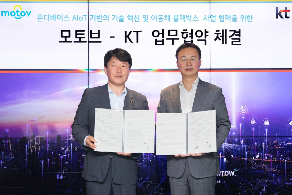 KT 전략·신사업부문 AX사업본부장 김재권 상무와 모토브 임우혁 대표가 기념사진을 촬영하는 모습. (KT 제공)