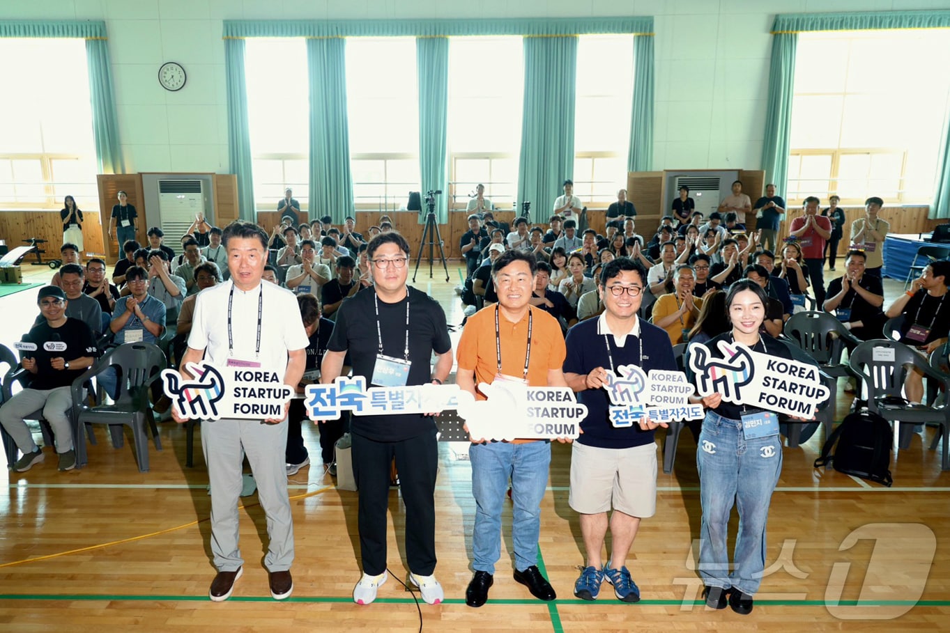 코리아스타트업포럼이 '비즈니스 트립' 행사 중 하나인 '퓨처토크'를 진행하고 있다. 왼쪽부터 김동구 전북도의원, 한상우 코스포 의장, 김관영 전북도지사, 구태언 코스포 부의장, 김민지 코스포 부의장(코리아스타트업포럼 제공)
