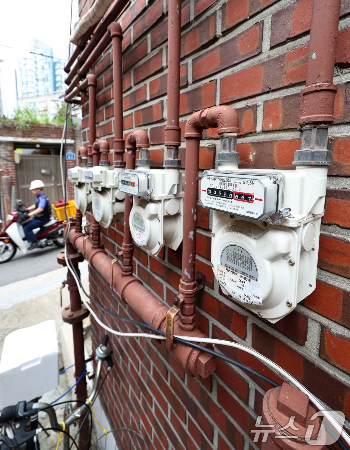 대구와 경북 일부 지역의 도시가스 소비자요금이 8월1일부터 평균 0.54% 인상된다. 사진은 서울의 한 주택가 가스계량기. 2024.7.5/뉴스1 ⓒ News1 구윤성 기자
