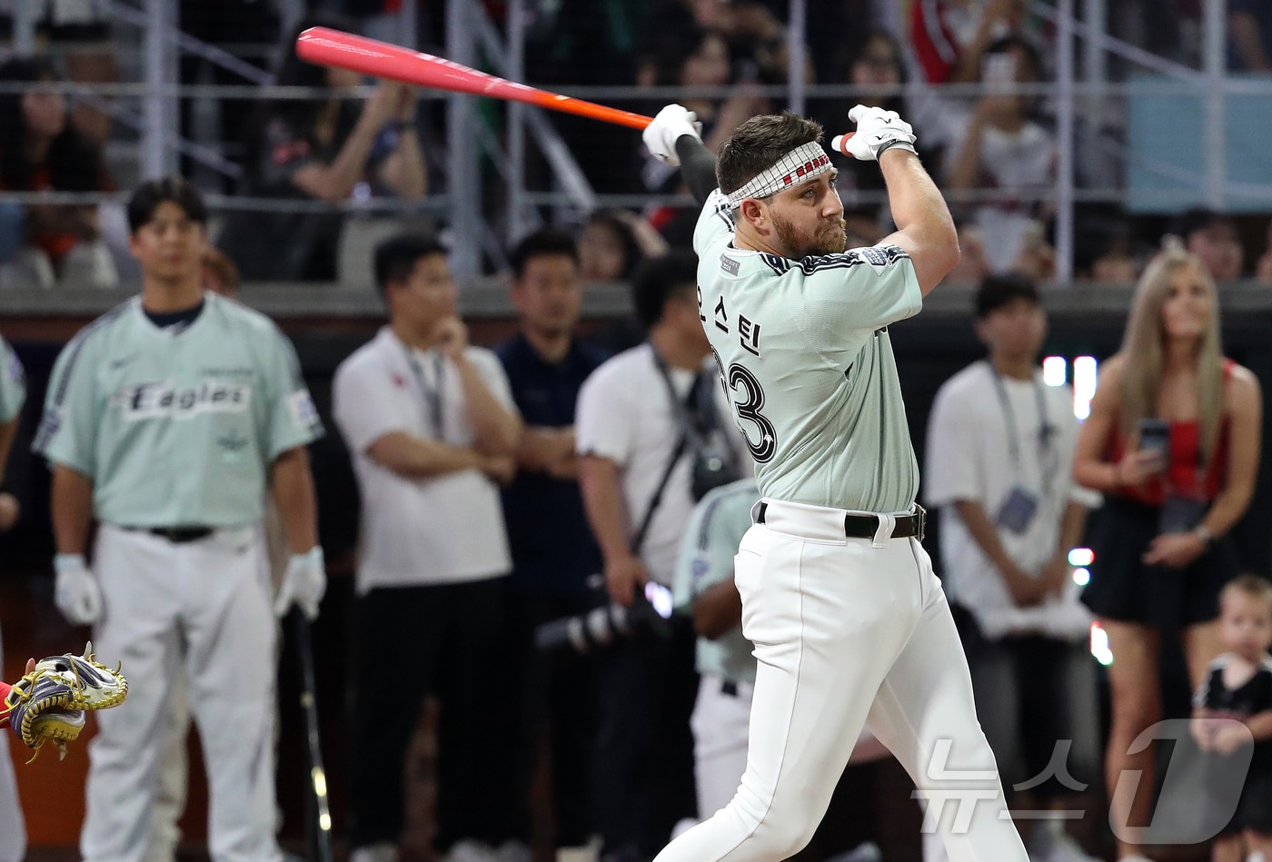 5일 오후 인천시 SSG랜더스필드에서 열린 ‘KBO 올스타 프라이데이’ 컴투스프로야구 홈런더비에서 LG 오스틴이 스윙하고 있다. 오스틴은 이날 예선전 5홈런&#40;서든데스 포함&#41;, 결승전 5홈런&#40;서든데스 포함&#41;을 기록하며 홈런더비 우승을 거머쥐었다. 2024.7.5/뉴스1 ⓒ News1 이승배 기자