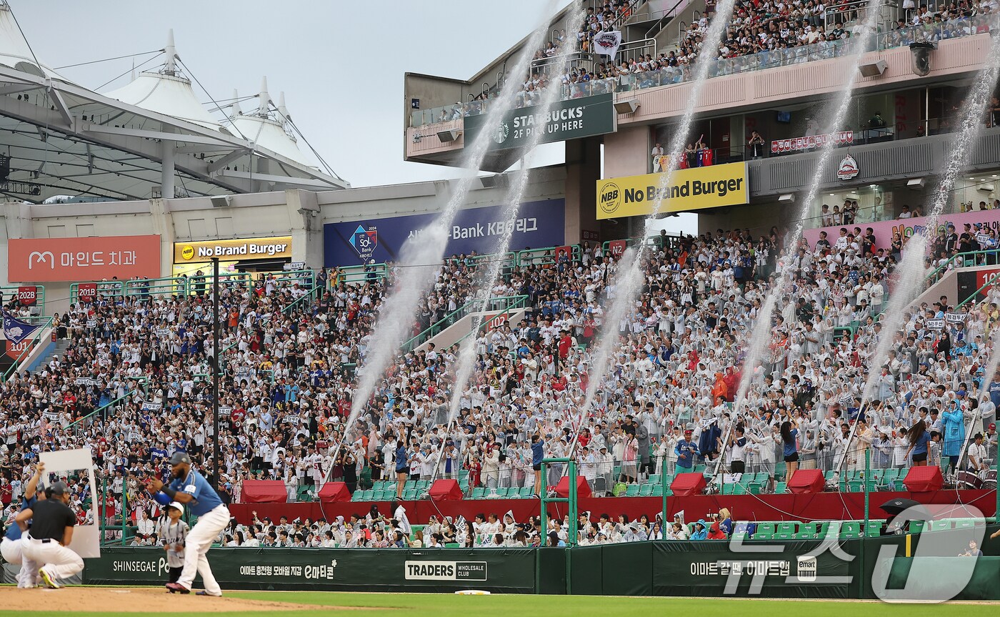 6일 오후 인천시 미추홀구 문학동 SSG랜더스필드에서 열린 '2024 신한 SOL Bank KBO 올스타전’ 나눔 올스타와 드림 올스타의 경기, 야구팬들이 시원한 물줄기를 맞으며 열띤 응원을 펼치고 있다. KBO는 "인천 SSG랜더스필드에서 열린 2024 신한 SOL Bank KBO 올스타전의 2만 2500석이 모두 팔렸다"고 밝혔다. 2024.7.6/뉴스1 ⓒ News1 김진환 기자