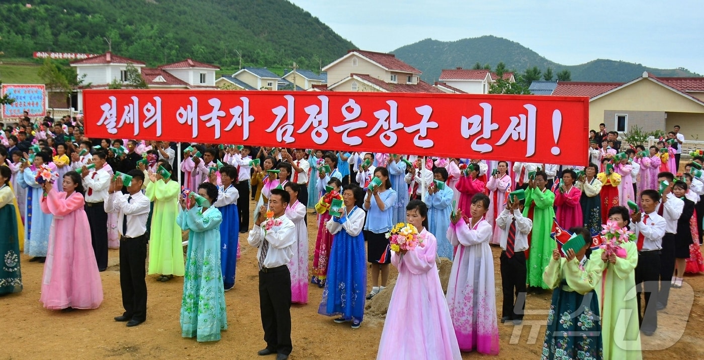 (평양 노동신문=뉴스1) = 북한 노동당 기관지 노동신문은 7일 함경남도 낙원군 은솔농장과 사동농장에서 새 살림집 입사모임을 진행했다고 보도했다. [국내에서만 사용가능. 재배포 금지. DB 금지. For Use Only in the Republic of Korea. Redistribution Prohibited] rodongphoto@news1.kr