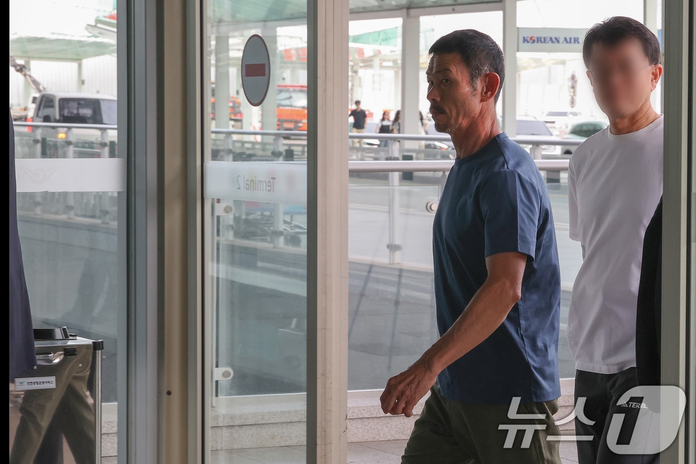 손흥민의 부친 손웅정 SON 축구아카데미 감독이 지난 7월 7일 인천국제공항을 통해 런던으로 출국하는 아들 손흥민을 배웅하기 위해 이동하고 있다. 2024.7.7/뉴스1 ⓒ News1 이동해 기자