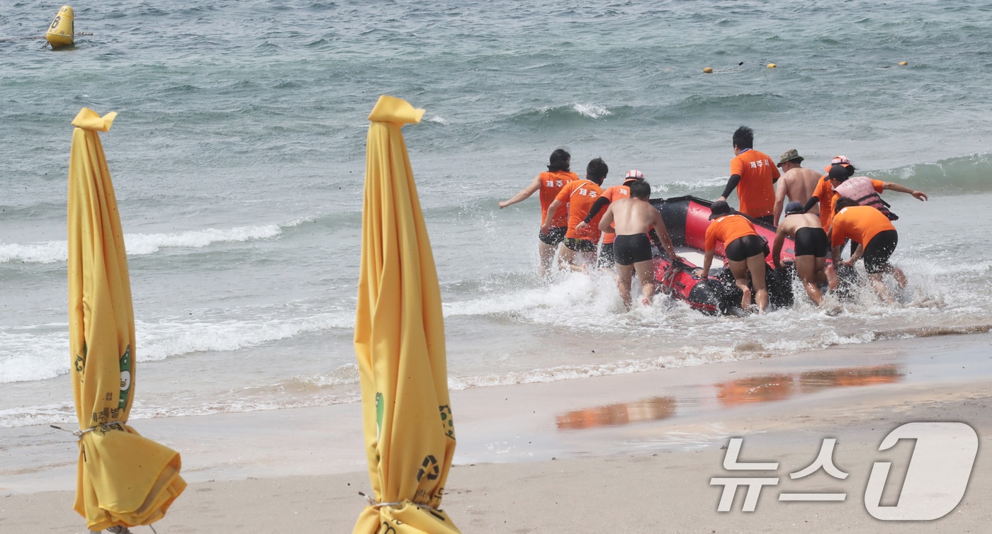 제주 북부지역에 폭염경보와 강풍주의보가 동시에 발효된 7월8일 오후 제주소방서와 119시민수상구조대가 제주시 이호테우해수욕장에서 익수자 구조 훈련을 하고 있다. 2024.7.8/뉴스1 ⓒ News1 오현지 기자