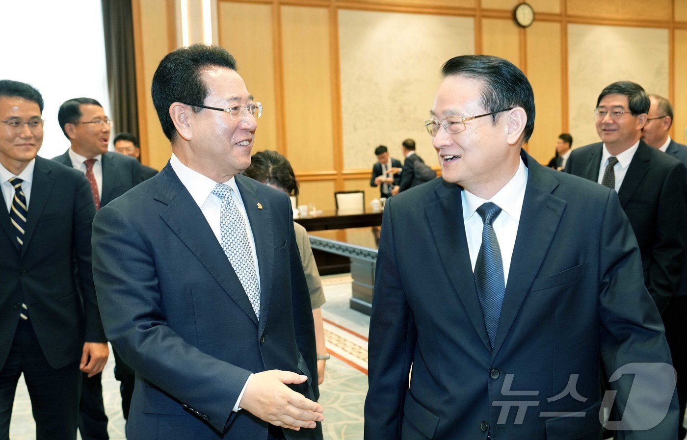 중국을 방문 중인 김영록 전라남도지사가 9일&#40;현지시간&#41; 중국 저장성 서호국빈관에서 이롄훙 중국 저장성 당서기와 이야기를 나누고 있다.&#40;전남도 제공&#41; 2024.7.9/뉴스1 ⓒ News1