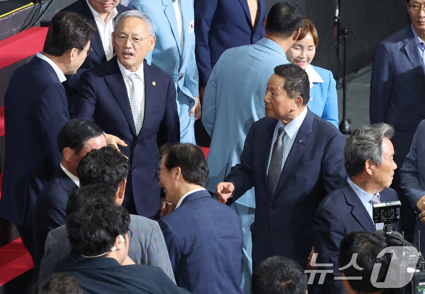 유인촌 문화체육관광부 장관이 9일 서울 송파구 올림픽공원 올림픽홀에서 열린 파리올림픽 선수단 결단식을 마치고 참석자들과 인사하는 가운데 이기흥 대한체육회 회장&#40;오른쪽 아래&#41;이 인사 없이 지나치고 있다. 2024.7.9/뉴스1 ⓒ News1 이동해 기자