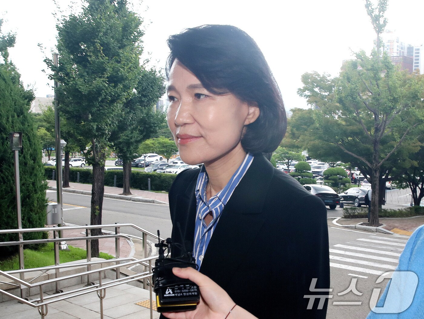 이진숙 방송통신위원장이 1일 오전 경기도 과천시 중앙동 정부과천청사로 출근하며 취재진의 질문을 듣고 있다. 이날 국회에서는 이 방송통신위원장에 대한 탄핵소추안이 본회의에 보고될 예정이다. 2024.8.1/뉴스1 ⓒ News1 임세영 기자