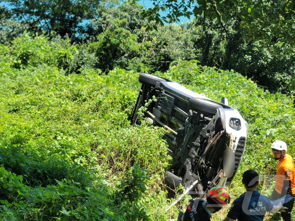 31일 오후 1시 49분쯤 전남 완도군 군외면 한 비탈길에서 SUV 차량이 추락해 당국이 현장 조치를 하고 있다.(완도소방서 제공)2024.8.1 ⓒ 뉴스1 김동수 기자