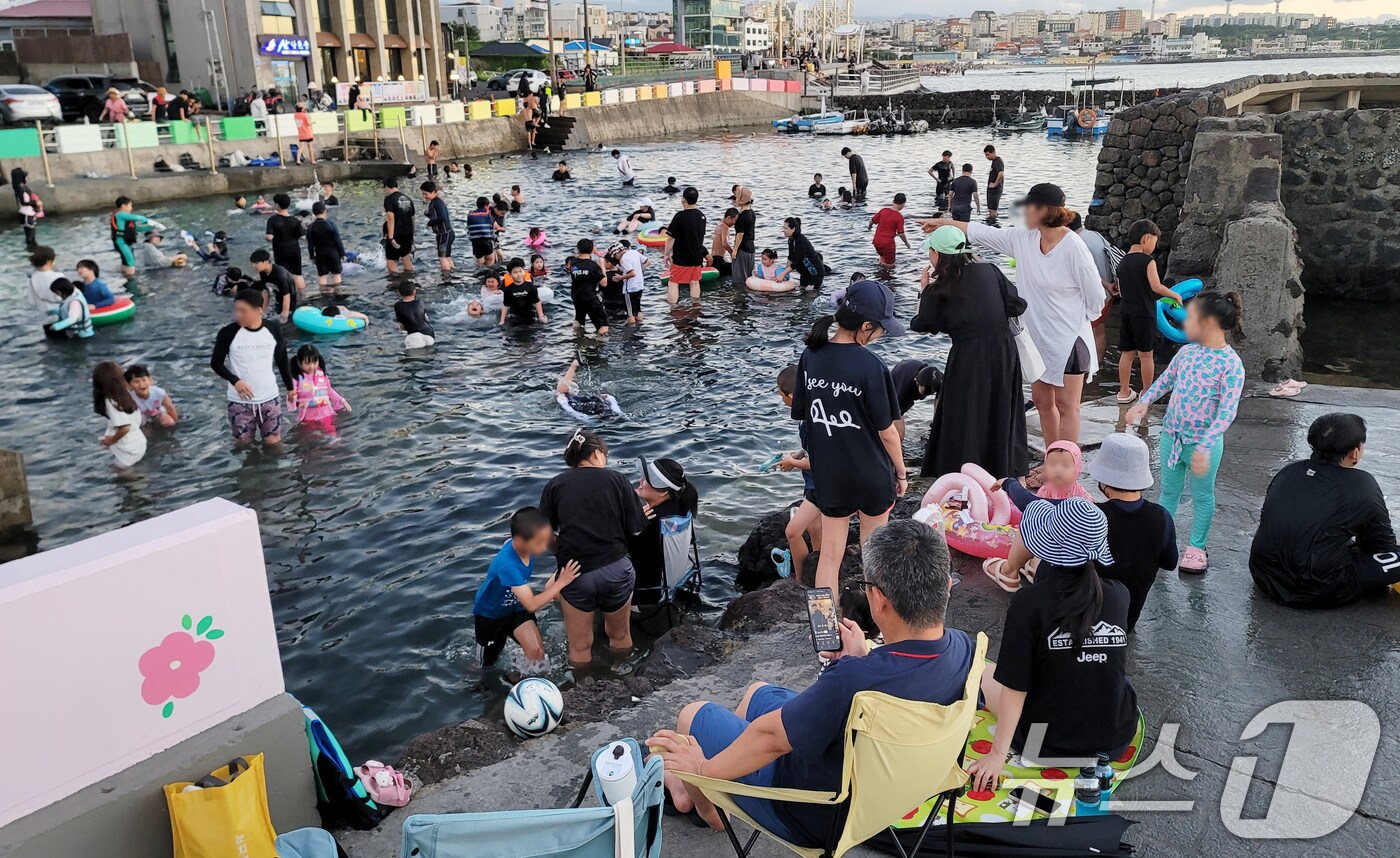 연일 폭염과 열대야가 반복되고 있는 31일 오후 제주시 삼양동 용천수 노천탕인 샛도리물에서 도민들이 더위를 쫓고 있다. 2024.7.31/뉴스1 ⓒ News1 오현지 기자