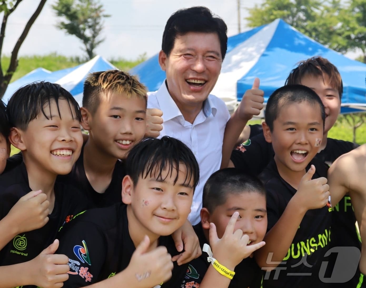 국민의힘 구자근 의원이 지난해 구미서 열린 여름축구축제 선수들과 기념사진을 찍고 있다. &#40;구자근 의원실 제공&#41; 2024.8.1/뉴스1